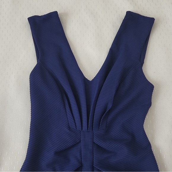 Express - Blue Sleeveless V-Neck Cocktail Dress - Picture 3 of 7